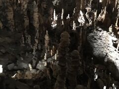鍾乳洞の中は10℃くらい
外は30℃なのでかなり涼しい　むしろ寒い
トロッコに乗り奥まで進みます
ホントに大きい鍾乳洞です

奇妙な形の鍾乳石がたくさん
変な世界に迷い込んだ気分