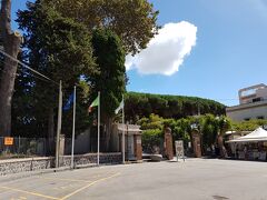 こちらはPiazza Esedraの入り口。一番便利なのはScavi Pompeiの駅前にあるPorta Marinaの入り口。私達はPompei駅への電車に乗ってしまったのでpiazza Anfiteatroの入り口から入りました。Pompeiの駅からは2キロ程の距離。