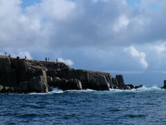 人影が見える、、

　波が大きい　

　　だから　三国港からの出航でした。

　　　数年前に来た時も　三国港からでしたが。