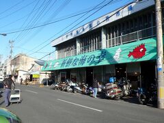 こちら、陸奥湊駅前朝市。
メイン場所らしきこの建物に入ってみる。