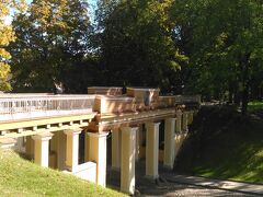 　天使の橋
1838年に造られました。学長のG・Fパロットに捧げられました。