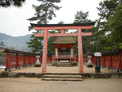 清盛神社。
ちょっと色あせています。