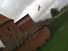 　カウナス城
13世紀にドイツ騎士団の侵略を防ぐために造られた城。
現在残っているのは修復された塔と城壁の一部、城郭の名残のみ。