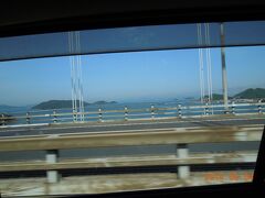 岡山市内の姉の家から、高速で四国へ向かいます。

瀬戸大橋からの風景です。