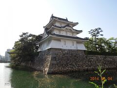 昼食後、高松城（玉藻公園）に向かいました。

駐車場からすぐ、この三重櫓（移築現存）が見えます。

白漆喰で塗られたスカート状の石落としが特徴的です。