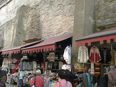 　セーターの壁
ビル門そばの城壁に沿って、露天が並んでいます。主に衣料品です。
夜には店じまいをして、只の壁になります。