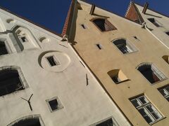 　三人姉妹
1362年商人の館として建築された３連棟の建物。内部は改装されて一続きとなり、英国のエリザベス２世も宿泊されたとか。ホテル＆カフェになってます。