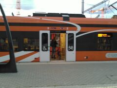 　夕食を終え　ぶらぶら散歩。
タリン駅の電車です。