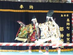 初日・二日目は晴だったのですが、３日目は雨・・・。

岡山から山陽自動車道に入り、岡山Jct.から岡山自動車道へ・・・。土砂降りの中をひた走り、北房Jct.から中国自動車道へ。　落合Jct.から米子自動車道へ、米子インターから山陰道・・・。無料区間、有料区間、また無料区間、有料区間と走り、やっと到着しました、出雲大社です。

何と車を降りたら雨は止み、晴れ間が覗くようになりましたよ。

境内では、素敵な神楽が奉納されていました。　素晴らしい！！