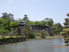 おー！　見えてきました、石垣と黒塀、二重櫓（復元）。

いいねー、この風景。