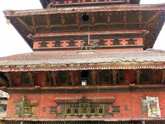ニャタポラ寺院の向かって右側には、これまた壮麗な“バイラヴナート寺院”（Bhairavnath Mandir）。

１７世紀創建とのことですが、現在の建物は1934年のビハール・ネパール地震の後に建て直されたもの。

やはりカトマンドゥ盆地の建物は、日本と同様に過去何度も地震の被害を受けながら、その度に復興を遂げていったのですね。

今回の地震で倒壊した建物も、これまでと同様に復興を遂げてくれるかどうか・・・。