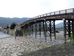 次に、山口県と広島県の県境にある錦帯橋に行きました。

この日は早起きして家を出発したので、唐戸市場、旭酒造、錦帯橋と来て、この時点でもまだ１３時くらいでした。いつも休みの日はこのくらいの時間まで家で寝ているので、今日は時間を有効に使えて得した気分です。


錦帯橋は日本三名橋のひとつだそうです。ただの大きな橋だろうなどと失礼なことを思っていましたが…実際に行ってみると、長い橋を渡るのがなんとなく楽しかったり、風景も綺麗で、とても落ち着きます。夫婦ともにお気に入りスポットとなりました。