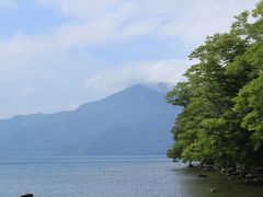 ランチのあとは十和田湖へ。静かな湖です。青森県と秋田県の県境にあり、ぐるっと一周しました。