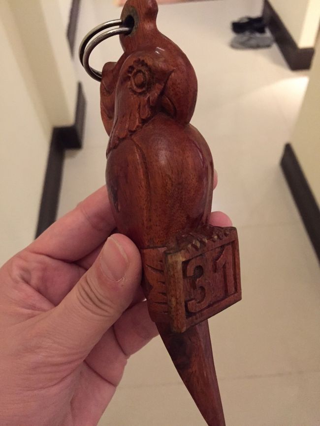 翌日以降の、やりたいことの予約を済ませてお部屋へ。<br />鍵が可愛い木製の鳥でした。<br />なお、こちらのホテルはチェックアウト時にお会計をすべて支払います。チップはお会計に含まれるという考え方みたいで、ノーチップでOKです。