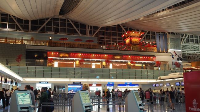 「羽田空港国際線旅客ターミナル」です。<br /><br />ここに来る途中、「もしかしたら出発を１時間まちがえたかも！？」と<br />急に不安になって、<br />このままだったら出発の４０分ぐらい前に到着しちゃう！　どうしよう！！<br />と電車の中で焦りまくり、脇汗ブシャー状態（笑）<br /><br />事前に印刷しておいた搭乗券をよくよくよーーーく読み込んだら、<br />時間まちがえてなかったという！！<br />ひとりで焦って、ひとりで安心して、すっごく疲れた（笑）　ふぅぅぅ（安堵）<br />