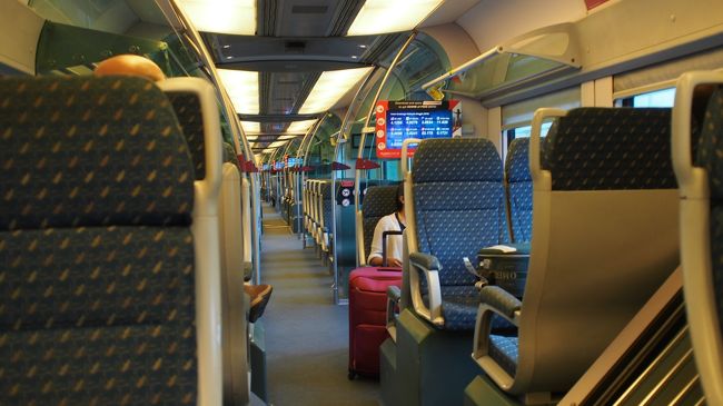 ＫＬＩＡエクスプレスの中はこんな感じ。<br />綺麗でスーツケースを置く場所もありました♪<br />早朝だからかもしれませんが、乗っているのは外国人だけでガラガラ～（笑）
