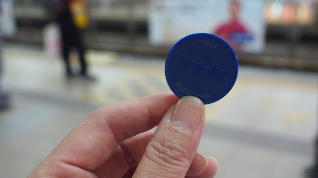 「ＫＬセントラル駅」からＬＲＴに乗り換えて「ＫＬＣＣ駅」へ向かいます。<br />電車に乗るときは、自動券売機でトークンという青いコインのようなもの買います。<br />改札を入るときはタッチするだけ。　改札を出るときはトークンを回収口に入れるだけ。<br />かーんたん♪<br /><br />２.４ＲＭ（確か？？？）<br /><br />