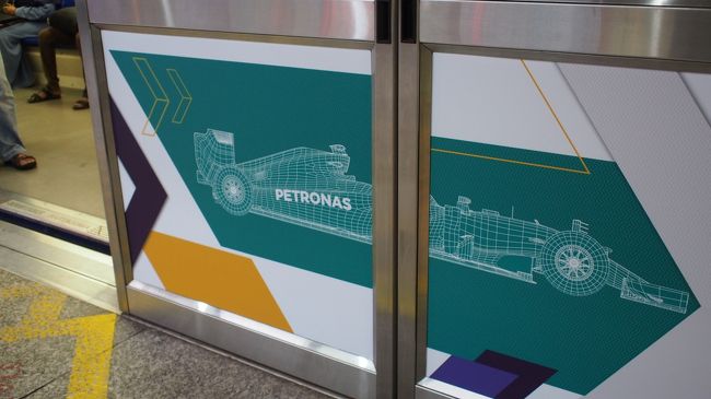 「ＫＬＣＣ駅」に到着！　ペトロナスツインタワーがある駅です。<br /><br />荷物を置きたいのでホテルへ移動！！