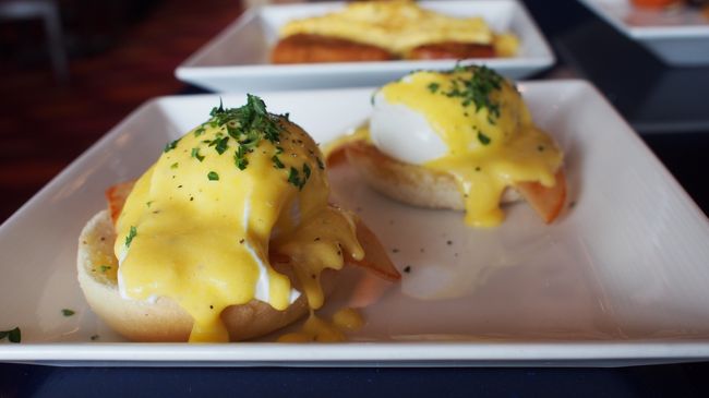 この日の朝食は含まれてないんだけど、<br />下心アリアリでクラブラウンジへ行ってみたら、朝食いただけました♪<br /><br />しかも、カクテルタイムしかアルコールはいただけないのに、<br />ダンナが「ビール、ＯＫ？」と聞いてみたら、<br />そのラウンジを牛耳っているらしい女帝（服装がみんなと違う！）が<br />「内緒よ」みたいな感じでビールくれました（笑）<br /><br />朝食はバイキングと、卵料理をオーダーできます。　エッグベネディクト♪