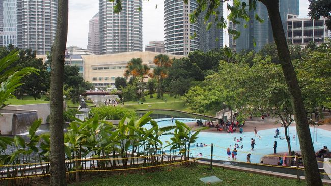 子どもたちが遊べるプールもあり♪