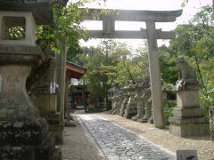 奈良豆比古神社（ならつひこじんじゃ）

能楽の源流である「猿楽」がこの神社で発達したとのこと。初めて訪れるので、お参りをさせていただきます。