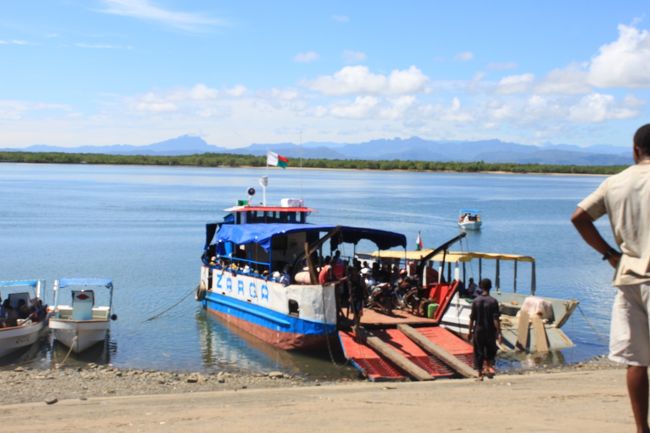 アンキフィに到着するとタクシーの勧誘がすごい<br />ディエゴまでのチケットを持ってるから車を待っていると言っても、今日はもうないぞなんて言ってくるし。。<br />