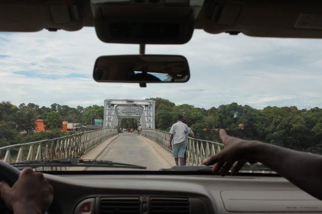 橋の先でランチタイム<br />言葉が通じないのでジェスチャーでようやくご飯休憩だと理解できた