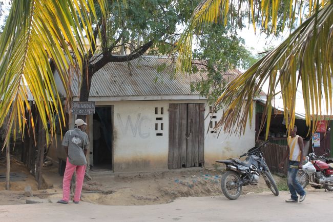 公衆トイレ<br />入るには少し勇気が要りますね