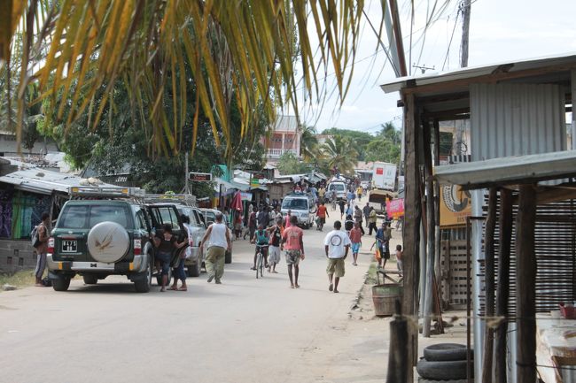 お腹を満たしたところで再び出発<br />一番手前の4WDが今回の車