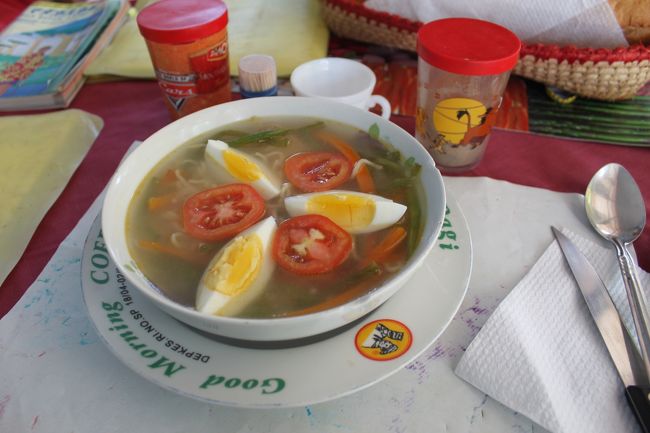 主人が頼んだチャイニーズスープ<br />これがなかなかの味<br />私はお腹も空いていなかったのでサンドイッチを注文<br />パッサパサの具で不味かった