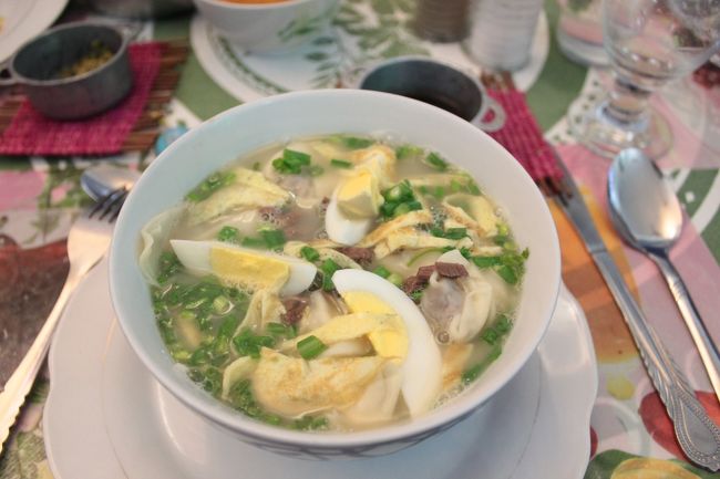 昼間主人が頼んでいたスープが優しい味だったので、その想像で頼んだスープ<br />味はいいんだけど、苦手なパクチーが大量に入っていて撃沈<br />