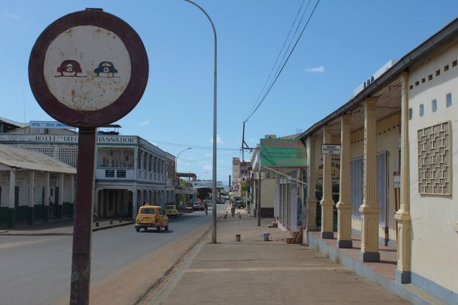 ビジネスアワーがある為、一斉にお店が閉まった寂しい大通り<br /><br />話しかけてくるのは物売りくらいで、すぐに近寄ってきて写真撮ってと言ってくるモロンダバの人々が懐かしい