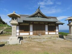 沖津島遥拝所。この近辺から見た美しい海が次の写真群。