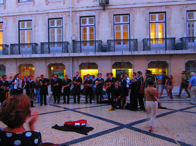 アウグスタ通りでは何やらパフォーマンスで大盛り上がり中