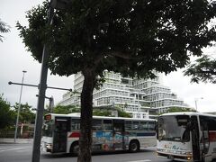 バスは県庁前から出発。ホテルからは徒歩３分くらいだったのですがバスを待ってる途中で降りだしちゃいました。