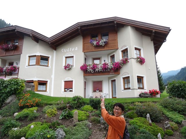 S.クリスティーナはガルディーナ渓谷にある人口数千人の町。渓谷は冬のスキーリゾートとして有名で、ゴンドラ、リフトがたくさんあり、夏でもその一部が動いている。<br />写真は、3日間お世話になったB&amp;B。人当たりのいいご主人と美人だが英語が話せない奥さんが出迎えてくれた。