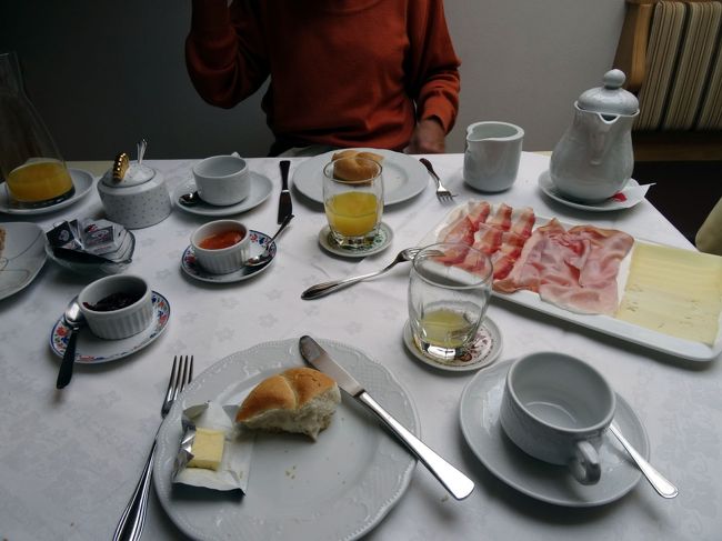 朝食は、数種類のパン、ハム、チーズ、シリアル、ヨーグルト、ジュース、コーヒー、果物。隣の部屋に泊まっていた夫婦と一緒に食べる。