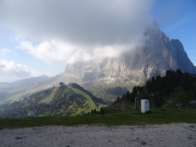 さっそく、渓谷のシンボルともいえるサッソルンゴ(3182m)にご対面。少し雲がかかっていたが、真近で見るとど迫力。