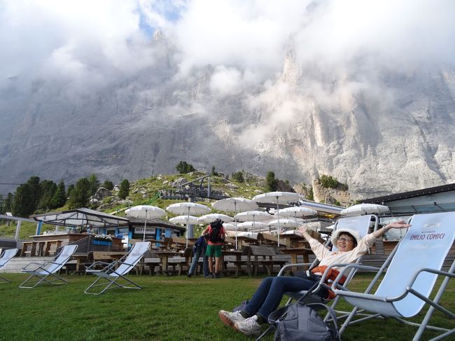 途中のComici小屋で休憩。この辺の山小屋＝レストラン。