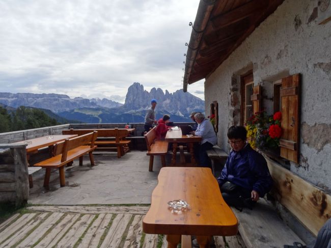 観光用のしゃれた小屋が多い中、そばで男の子が乳牛を追っているなど、普段の生活が感じられた。