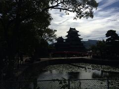 朝一に松本城へ。