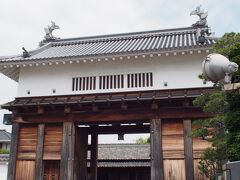 まずは「掛川城」の表玄関になる「大手門」。
天守閣からは離れてるけど、大手門駐車場に車をとめると、最初に現れるのが「大手門」になります。

本格的な櫓門は、木造日本瓦葺き入母屋づくりになっています。
勇壮でかっこいいですねー♪