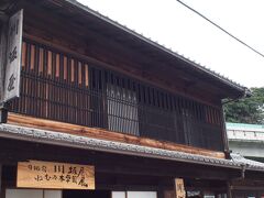 この建物は、江戸より招いた棟梁の手で、精巧な木組みと細やかな格子が造作されたと
いわれています。