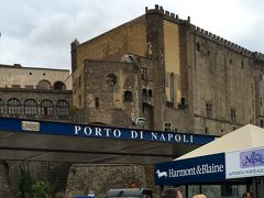 ベヴェレッロ港を振り返るとヌオーヴォ城が見えます。
サンタルチアの卵城の近くのホテルだったのでサンタルチアの東岸に沿って歩いて来ました。
もし、ナポリ中央駅やナポリ中心部にホテルを手配されるのなら、港にはヌオーヴォ城を目印に来ると分かりやすいと思います。

(空港バスのAlibusは港とお城の間にあります。)