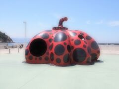 直島では瀬戸内国際芸術祭 2016が開催されていました。
でもちびっこたちを連れての目的は「フェリーに乗ること」だったので（笑）フェリーが到着した宮浦港回りだけサラリと見学。
草間彌生作　赤かぼちゃ。