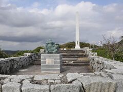 【　メキシコ塔　】

　田尻浜からほど近い高台に建つ、メキシコ記念塔です。
　あの海難事故と、その後の三国の友好を忘れないため昭和３年に建てられたもので、正式には日西墨三国交通発祥記念之碑といいます。
　当初の塔は大理石で作られたそうですが、太平洋戦争の際に銃撃を受けて損傷したことや、３０年の風雪で劣化したため、昭和３３年に白セメントを使って再建したということです。