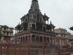 クリシュナ寺院
ネパールでは石造は珍しいのだそう。