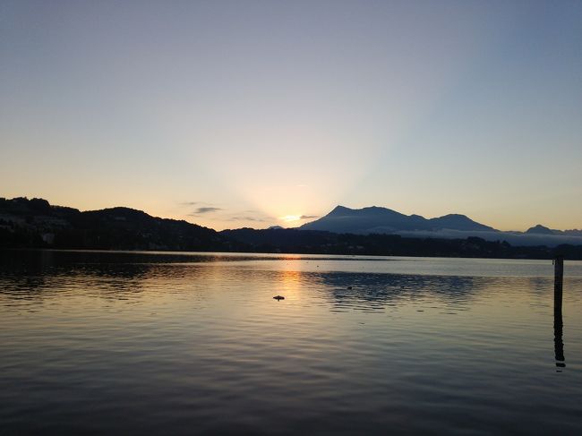 仕方がないので１部が終わるまで待ってポーズで観客が出てきたところで入場。幸いなことにチャイコフスキーは２部です。<br /><br />ウィーンフルは９０人ぐらいの大構成です。指揮者はTUGAN　SOKHIEV、ロシア人です。<br />でこれがよくなかった、この指揮者夢遊病者のような指揮で、同じロシア人でもぺトレントコとは対照的です。タイミングもわかりにくい。それにチャイコフスキーの交響曲５番を独自に解釈しているようで聴いたことのない曲になっています。はっきり行ってウィーンフルがもったいないというか、かわいそうになってきました。<br /><br />