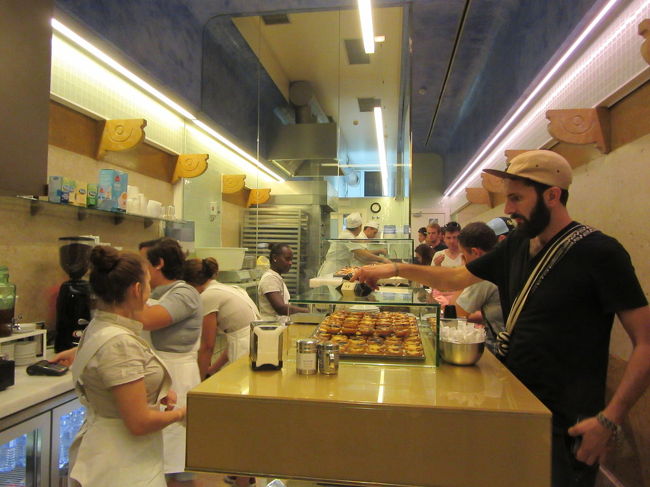 店内は立ちのイートインスペースがあるのですが、何故か全て男性。<br />日本でいう立食い蕎麦屋さんみたい?