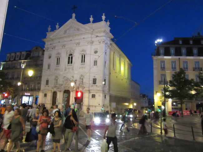夜のカモンイス広場近く。